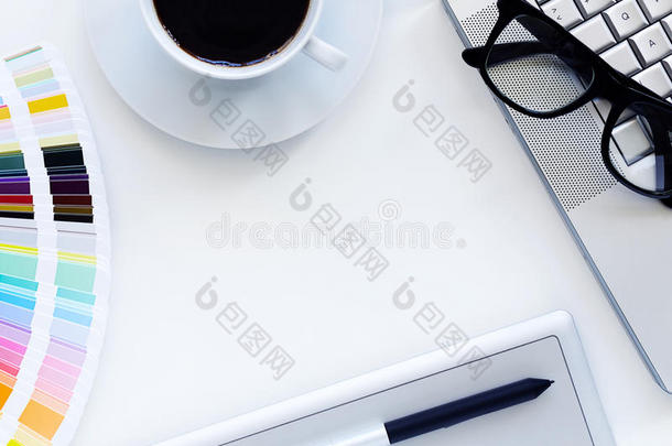工作场所、笔记本电脑和平板电脑，带咖啡