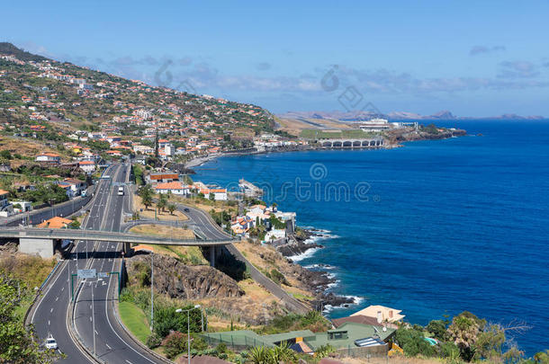 马德拉岛（island madeira），沿圣克鲁斯（santa cruz）有高速公路，<strong>在机场</strong>可以看到风景