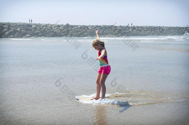 在俄勒冈州海岸学骑滑板车的女孩或青少年