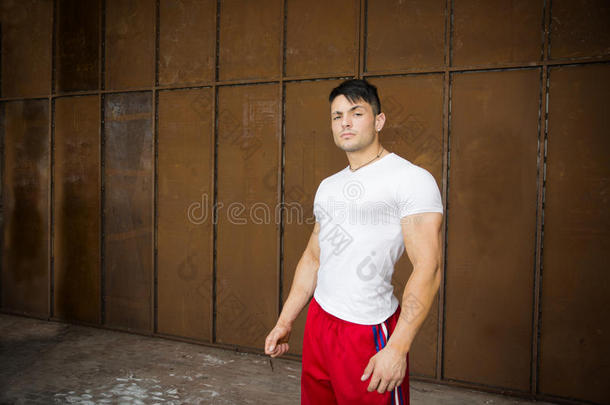 肌肉发达的年轻人画像室内，穿着白色t恤