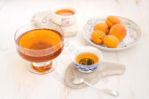 白底杏、蜂蜜和茶