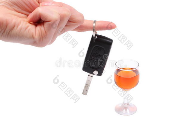 女人的手拿着钥匙车和一杯酒