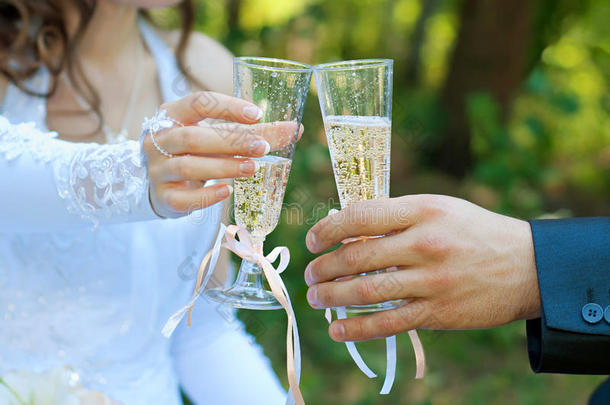 新娘和新郎拿着香槟酒杯。<strong>所以</strong>