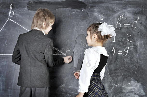 男孩和女孩<strong>在黑板上写字</strong>