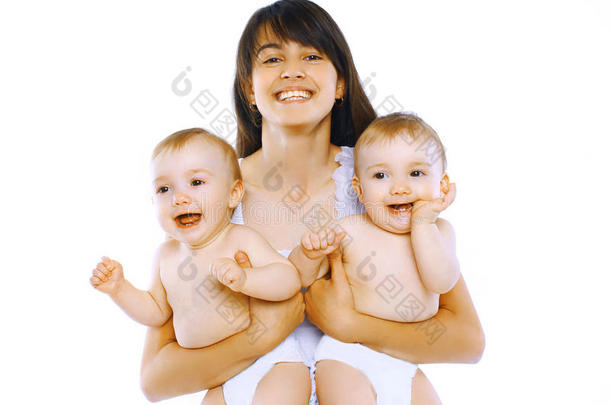 有两个<strong>双胞胎宝宝</strong>的快乐的年轻妈妈