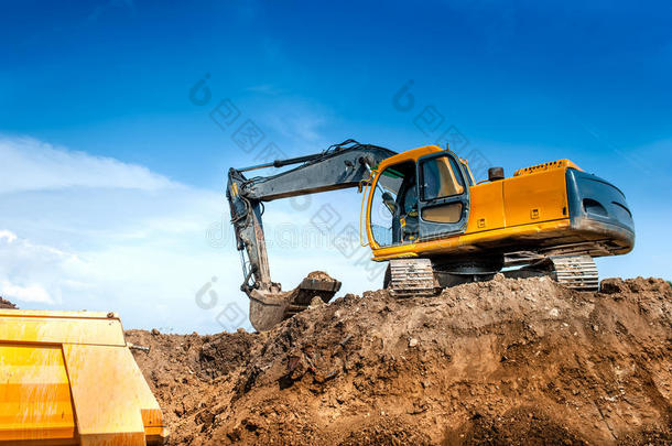 施工现场挖掘机、挖掘机和翻<strong>斗车</strong>。工业的