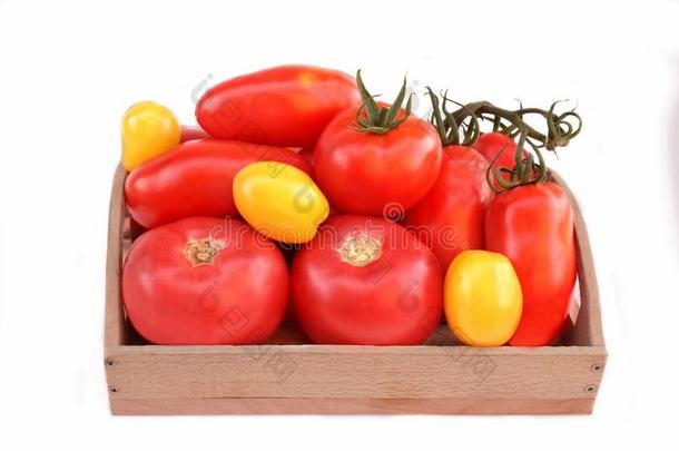 不同颜色和大小的西红柿装在木箱里