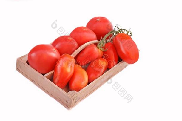 不同颜色和大小的西红柿装在木箱里