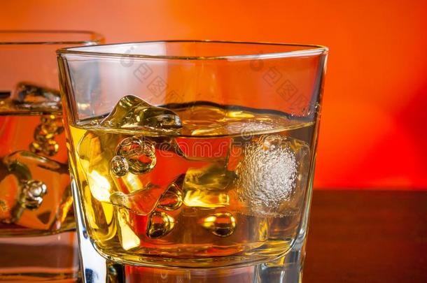 酒吧桌上的威士忌，在温暖的气氛中加冰