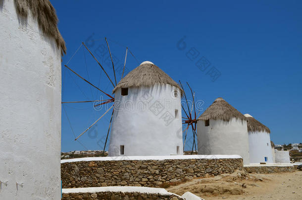 米科诺斯岛上的白色风车。希腊