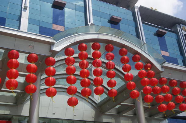 中国红灯笼挂在酒店门前，在中国深圳