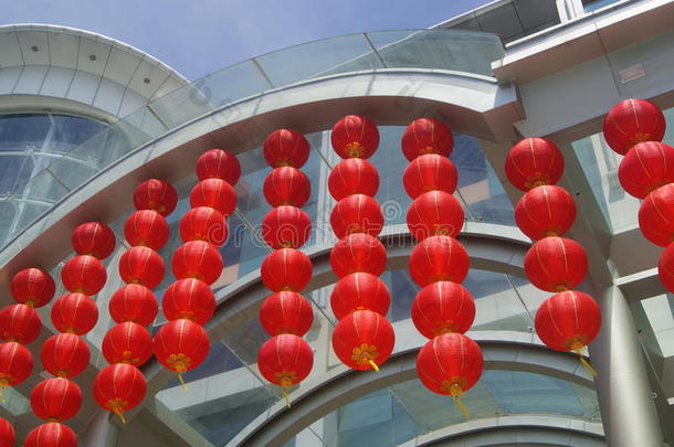 中国红灯笼挂在酒店门前，在中国深圳
