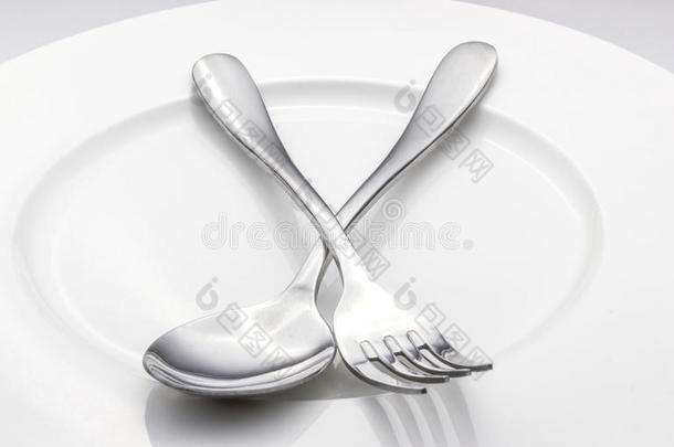 白盘子上的叉子和勺子