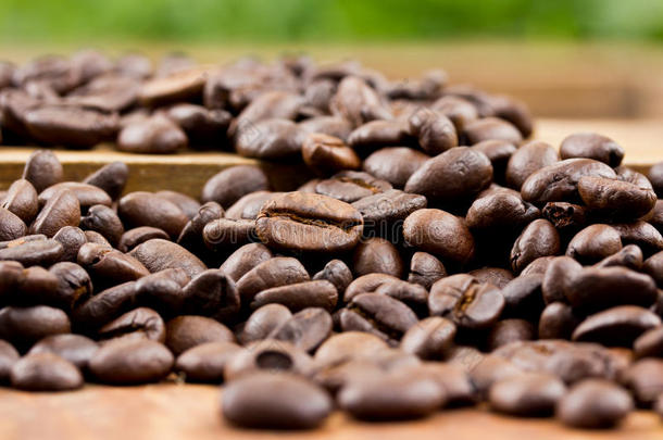 木质背景咖啡新鲜咖啡豆木质