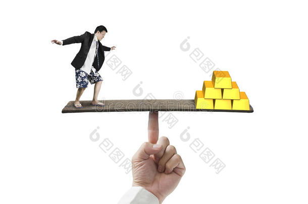 站在手指<strong>跷跷板</strong>上的商人vs一叠黄金