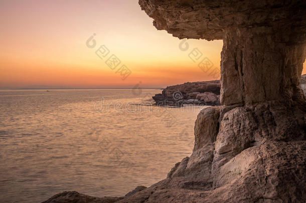 日落时的海底洞穴。地中海。自然成分