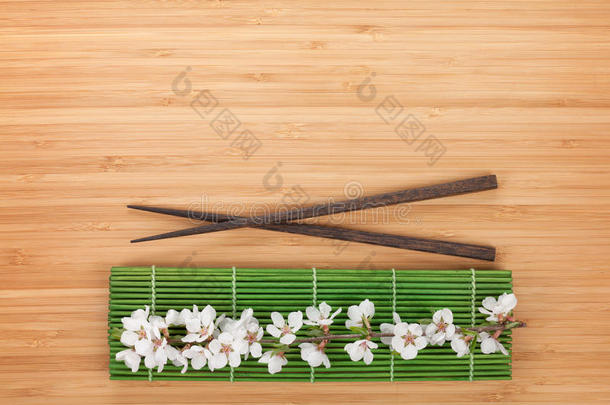 竹席上的筷子和樱花枝