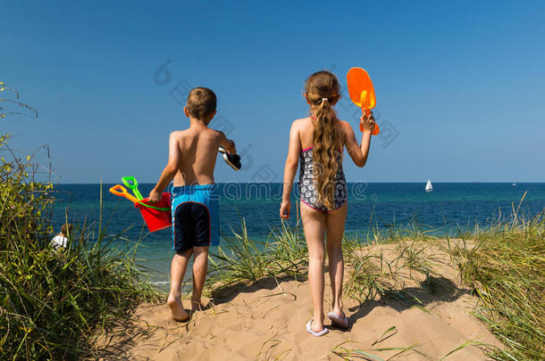 去海滩的孩子们