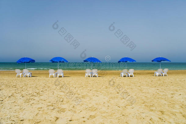 在荒芜的海滩上晒日光浴和<strong>沙滩伞</strong>