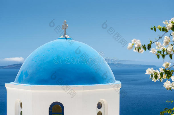 希腊圣托里尼有蓝色圆顶的教堂