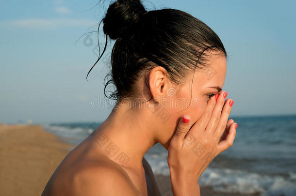 一个年轻女人<strong>摩擦</strong>刺激的感觉的特写