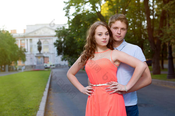 历史建筑背景下的年轻夫妇。