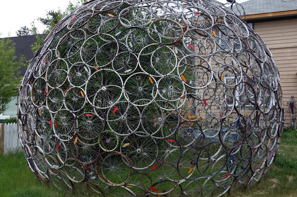 用过的自行车轮胎形成一个球形的雕塑