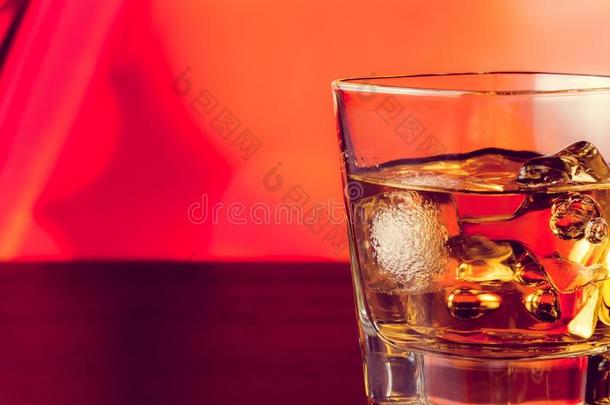 酒吧桌上的威士忌玻璃杯，带<strong>冰块</strong>，并留有文<strong>字</strong>空间