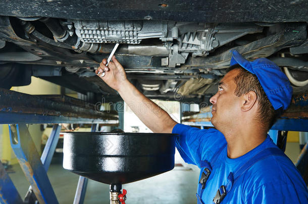 汽车修理工更换发动机机油
