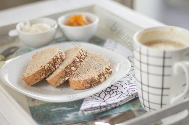 健康早餐：牛奶咖啡加烤面包。