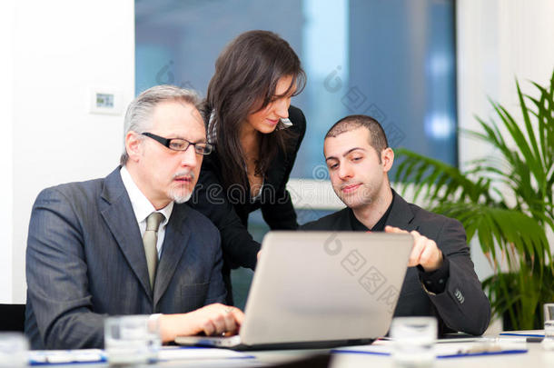 商务会议：一群商务人士在工作