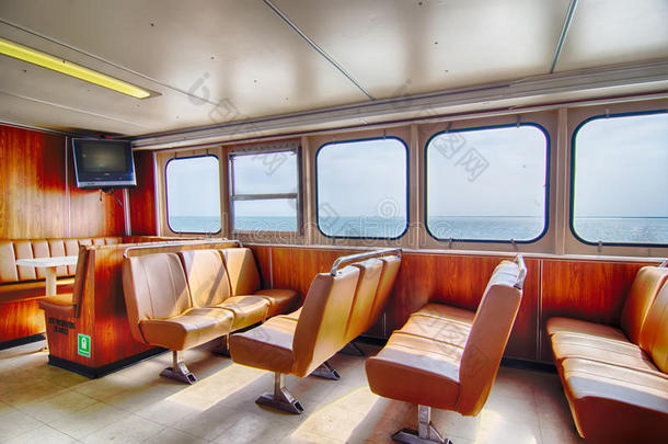 渡船船舱和一排排座位望着窗外