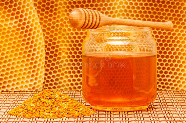 蜂蜜罐里有杓子，蜂巢和花粉