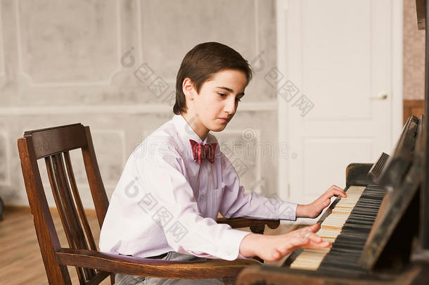 <strong>弹钢琴</strong>的男孩