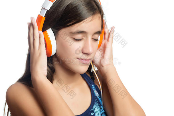 美丽的西班牙裔少女，戴着<strong>亮橙色</strong>耳机欣赏音乐