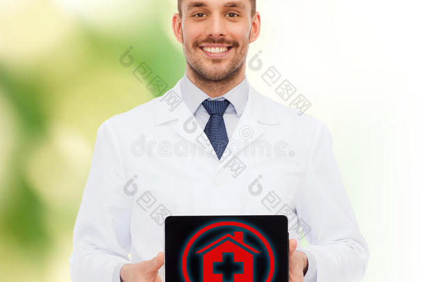 带着平板电脑的微笑男医生