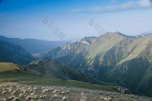 吉尔吉斯斯坦<strong>初夏</strong>时分的高山之子库尔湖流域