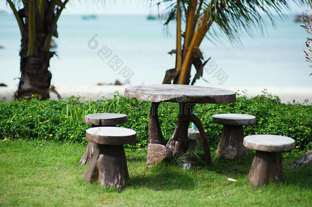 带木制桌椅的海滩花园.园艺和景观美化