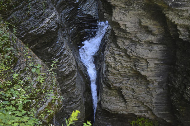 <strong>纽约</strong>州立公园沃特金斯峡谷峡谷内的一个小瀑布