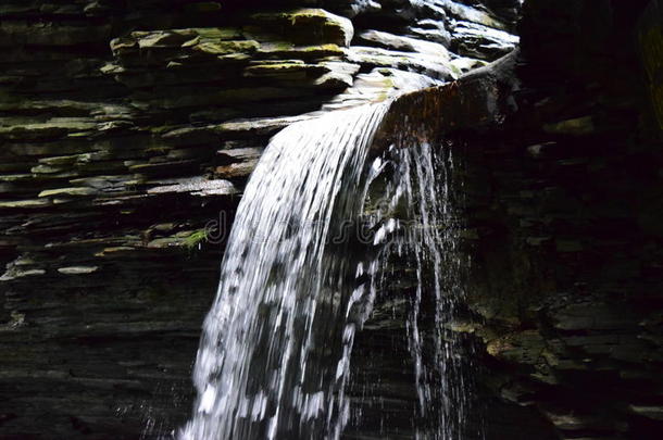 纽约州立公园沃特金斯峡谷的岩石中的自由流动瀑布