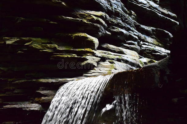 在<strong>纽约</strong>州立公园沃特金斯峡谷，水流穿过岩石