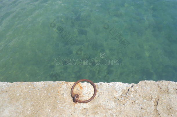 青色的水和码头上的铁环