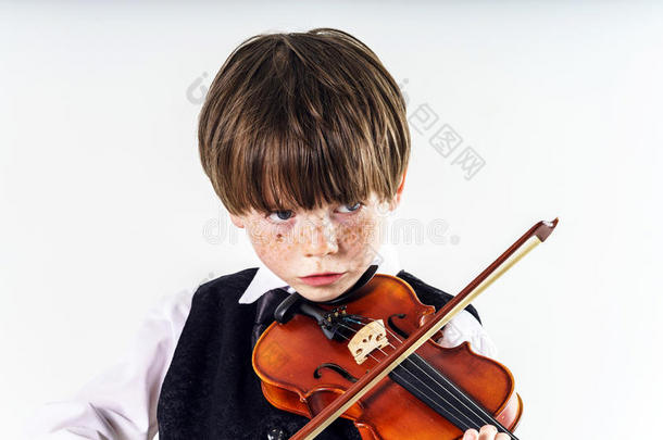 红头发的<strong>学前班</strong>男孩拉小提琴