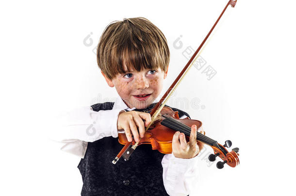 红头发的学前班男孩拉小提琴