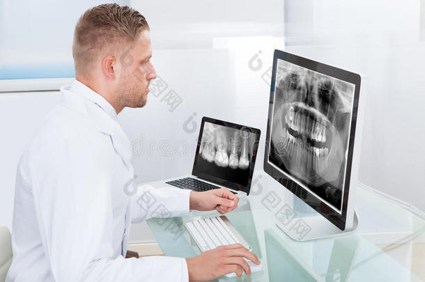 医生或放射科医生在网上看x光片