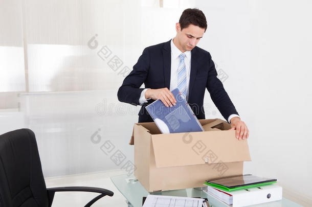 商人在办公室用纸板箱包装文件