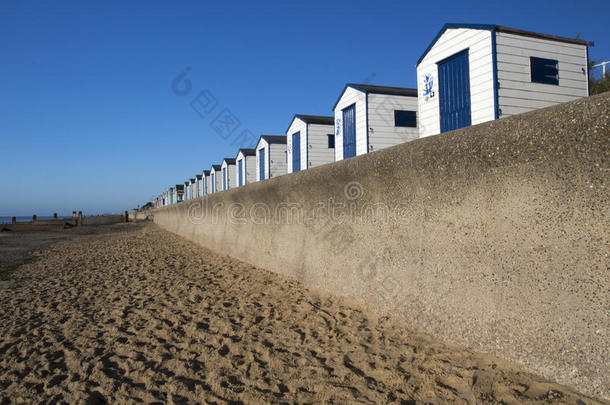 英格兰萨福克郡南沃德蓝白色海滩小屋