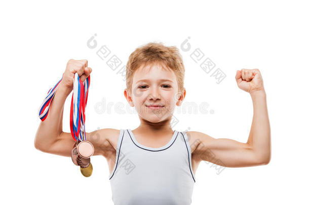 微笑的运动员冠军男孩做胜利的手势