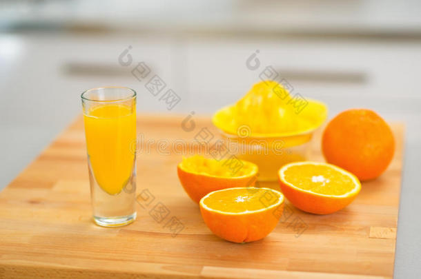 特写一杯新<strong>鲜橙汁</strong>和橙子