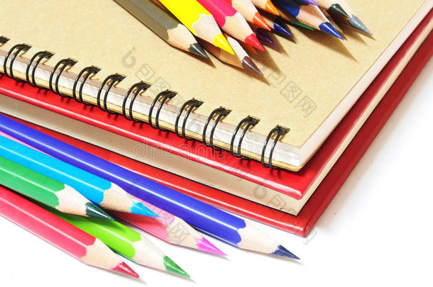 白色背景隔离的笔记本和彩色铅笔文具